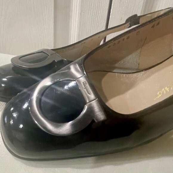 SALVATORE FERRAGAMO PUMPS BLACK PATENT LEATHER MADE IN ITALY PREPPY CHIC Sz 7 - Picture 4 of 16